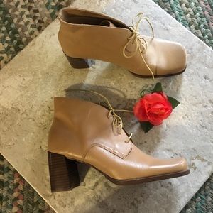 WESTIES gorgeous NWOT wheat laced booties